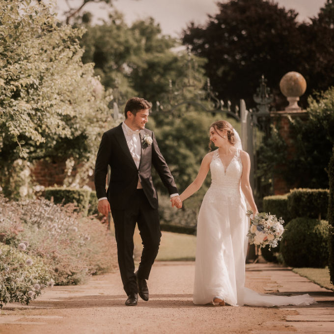How to choose between indoor and outdoor wedding venues happy couple outside