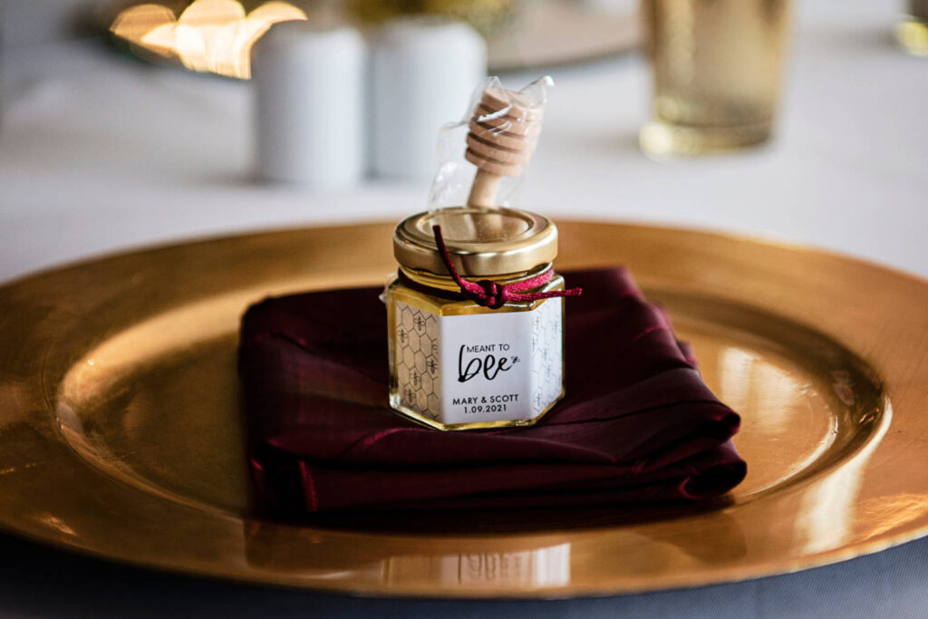 How to choose the perfect favours for your wedding pot of honey