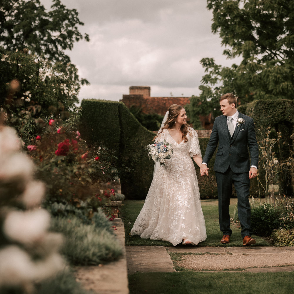How to plan a wedding happy couple