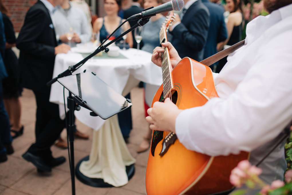 How to choose wedding entertainment music - man playing guitar.