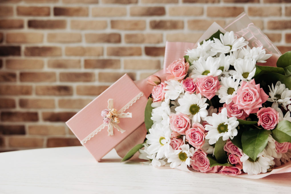 How to Choose the Perfect Wedding Party Gifts pink wedding gift
