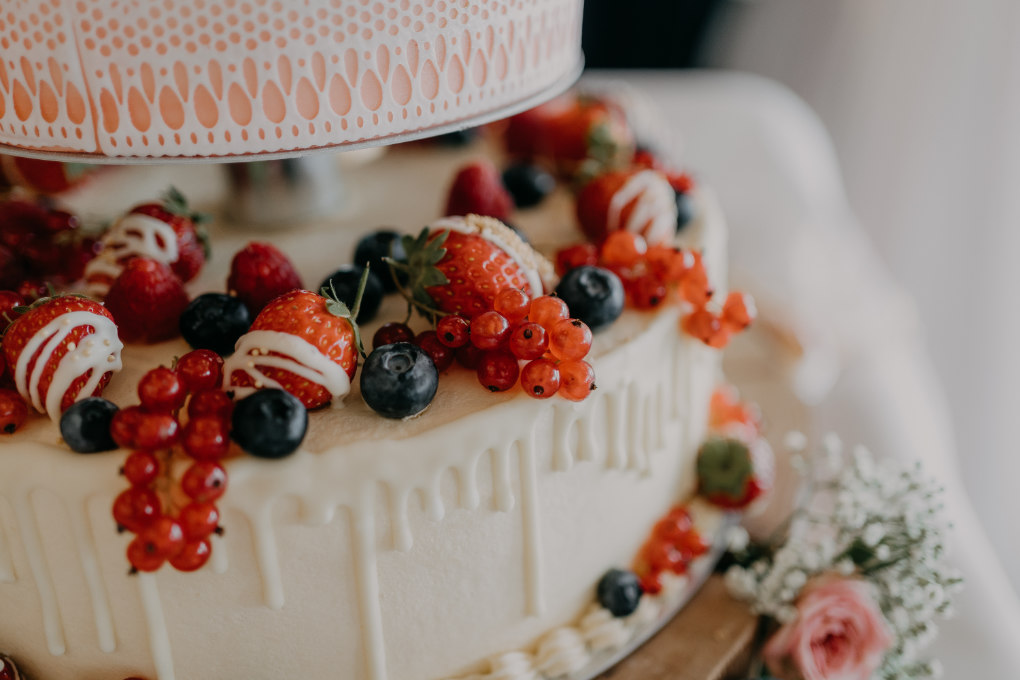 what is a fake wedding cake and do you need one wedding cake with berries