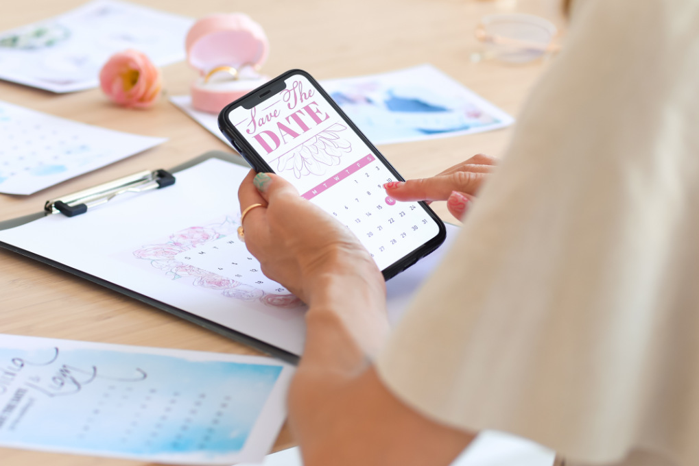 What is a wedding website and how to create one - staying organised